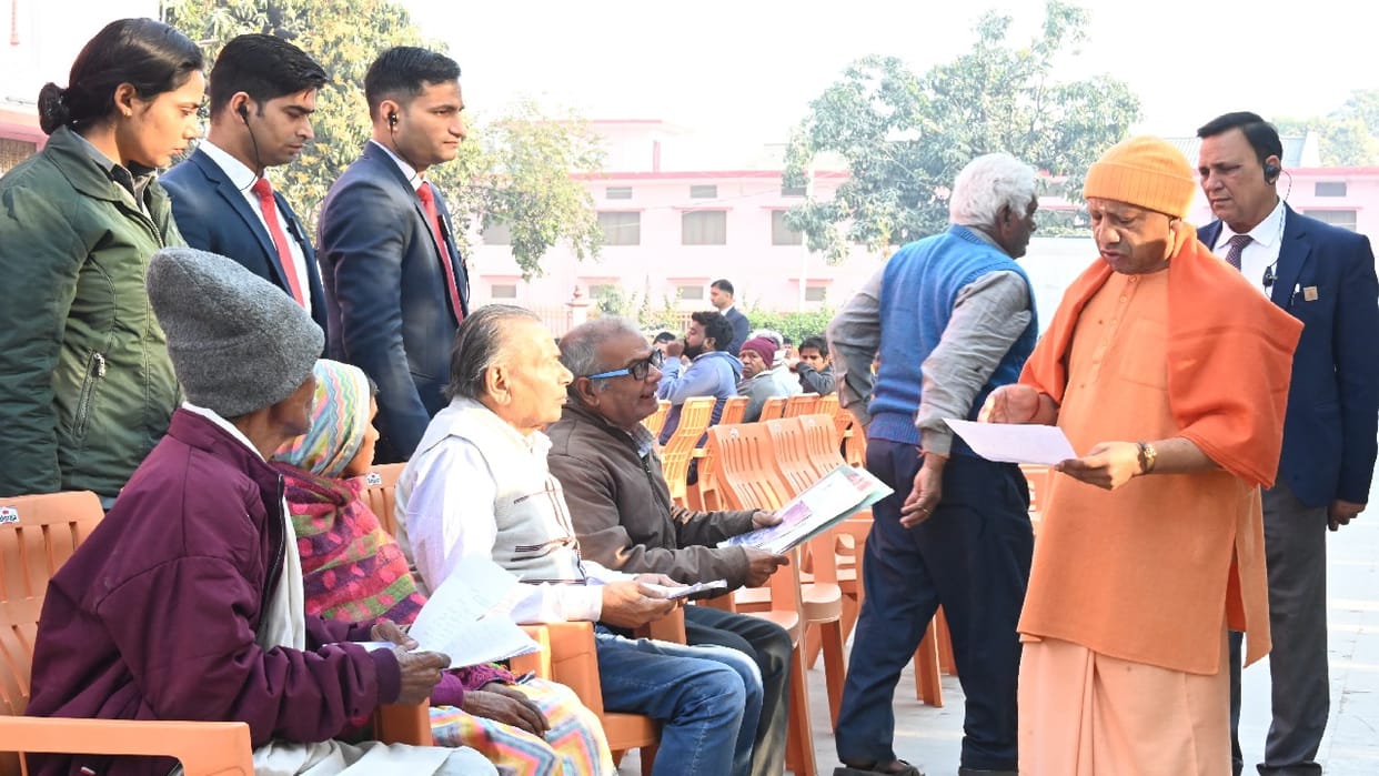 CM Yogi did Janta Darshan in Gorakhnath temple premises