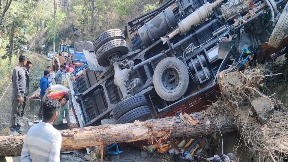 The Truck Lost Control And Fell Off The Road In Ranikhet - Amar Ujala ...