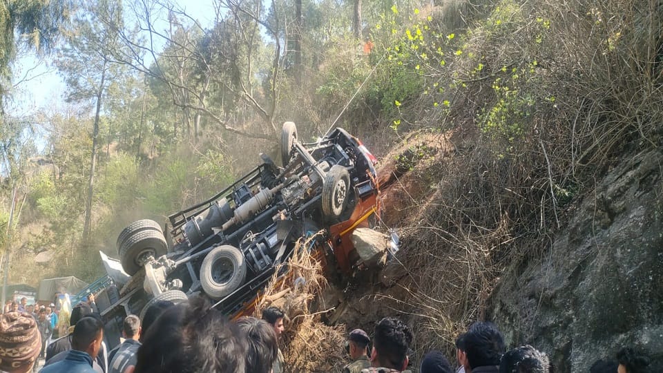 The Truck Lost Control And Fell Off The Road In Ranikhet - Amar Ujala ...