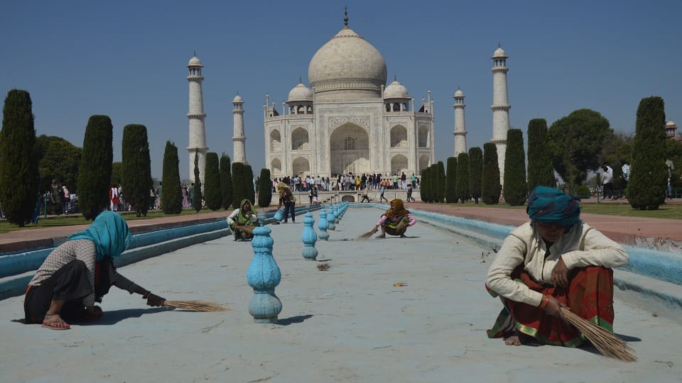 Taj Mahal's beauty is tarnished even stones are falling