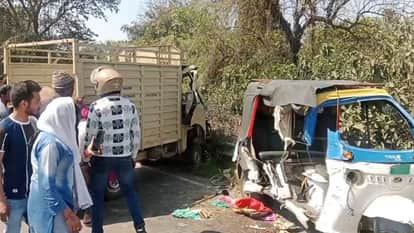 21 people injured after a three-wheeler and pickup overturned in Hapur
