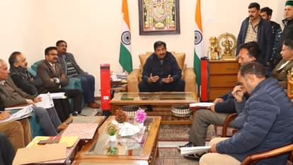 उपमुख्यमंत्री मुकेश अग्निहोत्री के साथ बैठक में शामिल एचआरटीसी चालक परिचालक यूनियन के पदाधिकारी।