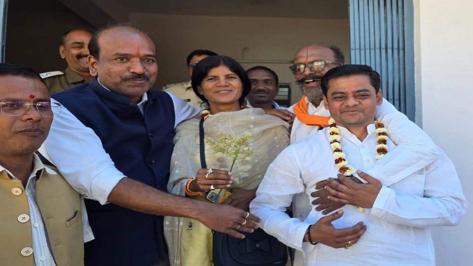 Samira Paikara became first District Panchayat President Raja Upendra Bahadur occupied post of Vice President