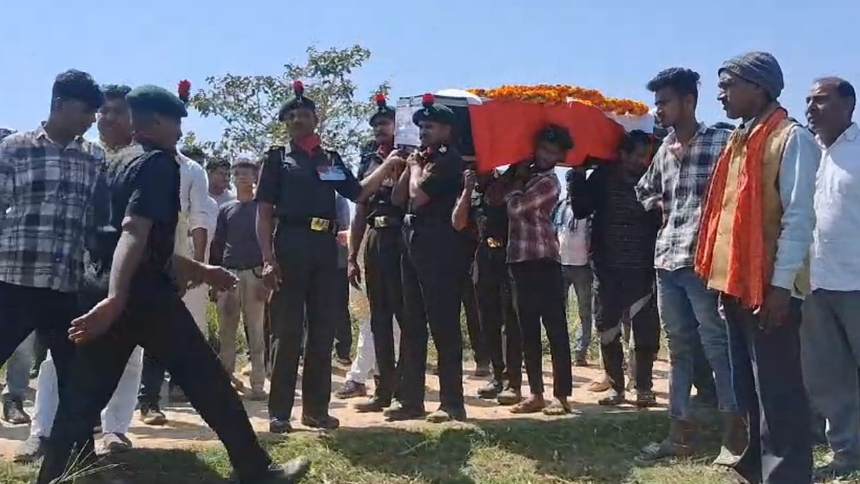 Amethi: Army jawan posted in Siliguri died during treatment, last rites performed in native village