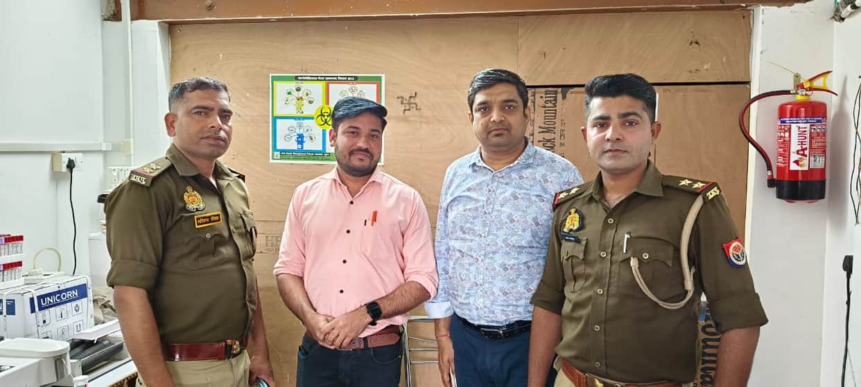 health department team raided the pathology lab and caught a quack during testing in agra