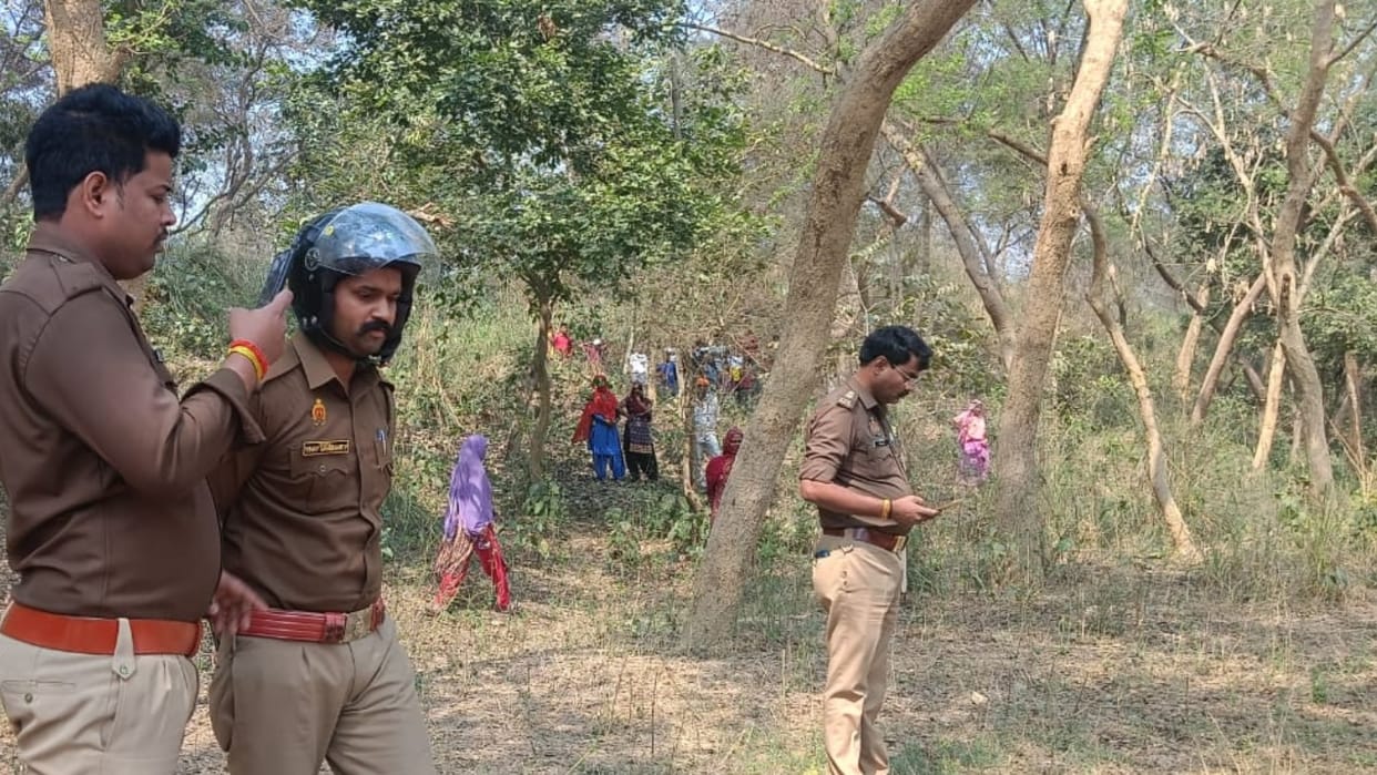 Headless dead body of woman indentified found in Nanpara Bahraich.