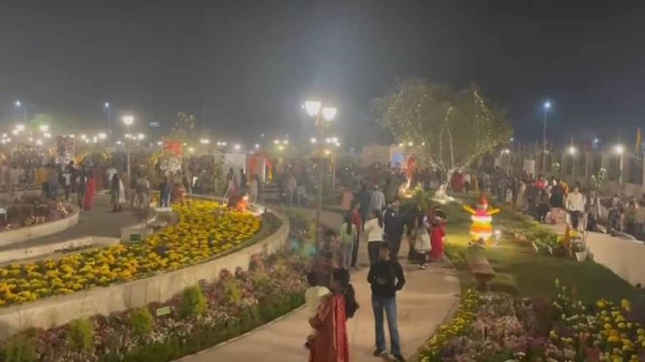 Bareilly Ramayan Vatika one lakh people saw the flower show