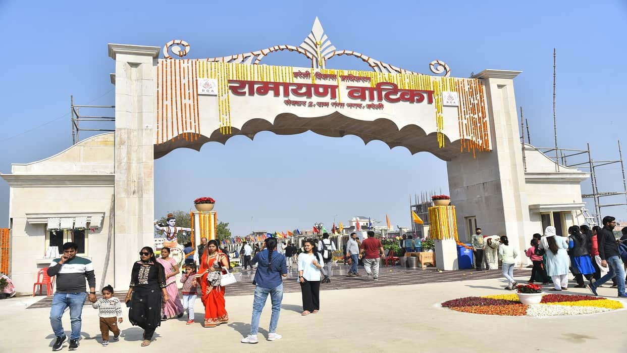 Bareilly Ramayan Vatika one lakh people saw the flower show