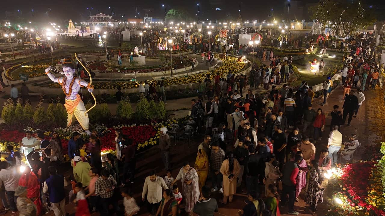 Bareilly Ramayan Vatika one lakh people saw the flower show