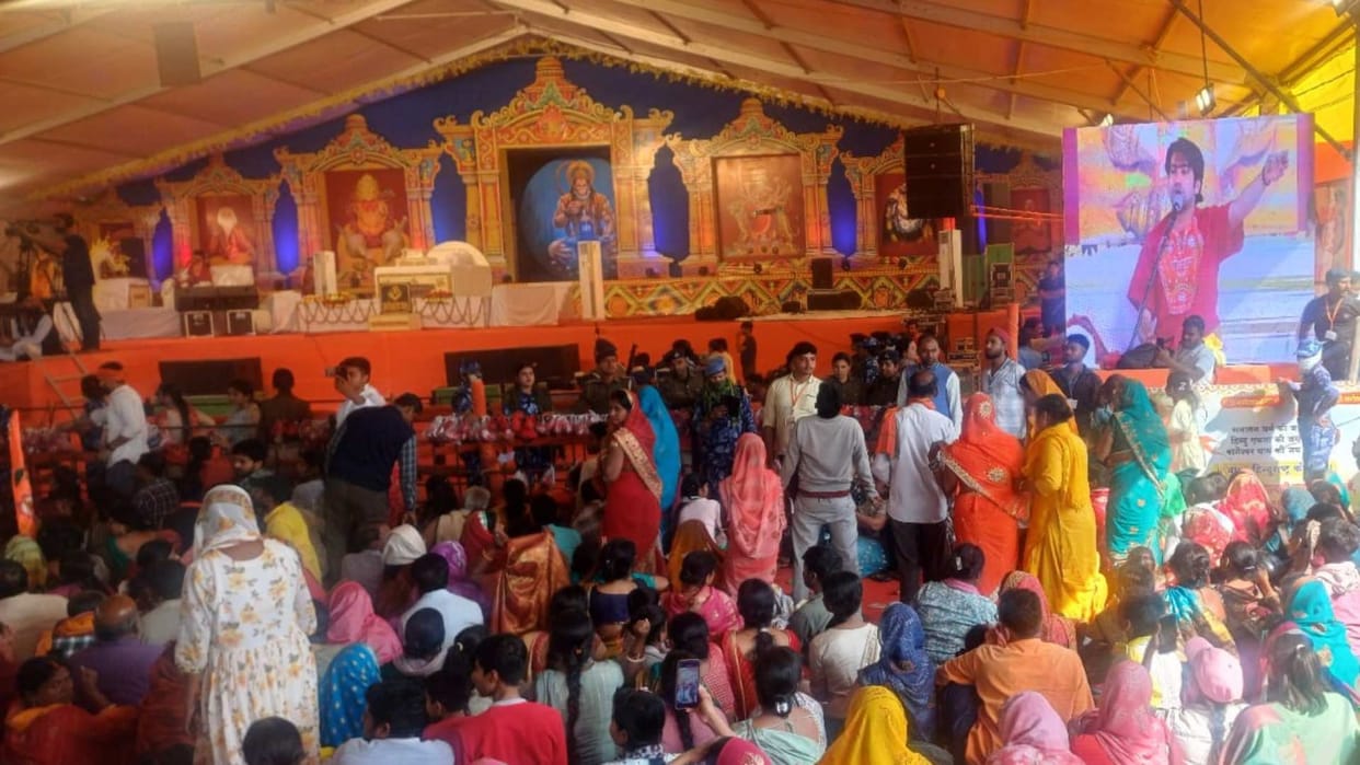 Bihar News : The ghost coming out of the body in Bageshwara Baba court gopalganj bihar
