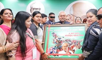 सीएम नीतीश कुमार को भेंट देती महिलाएं।