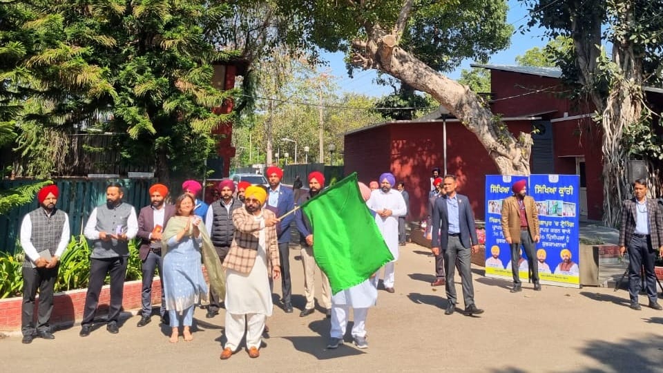36 principals of Punjab left for Singapore for training CM Bhagwant Mann flagged off