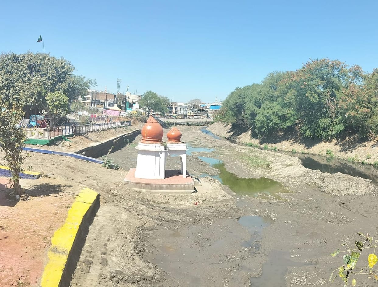 Indore: Temples were buried under debris in Indore, hundreds of tons of silt was removed, Gangaur Ghat is bein