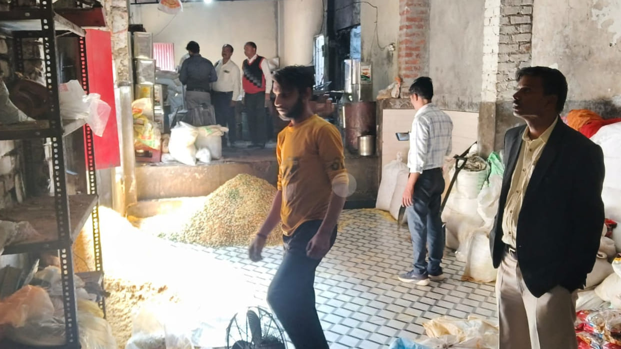 In Gorakhpur, Along with color in namkeen, bad oil and spices are also there...big recovery in raid