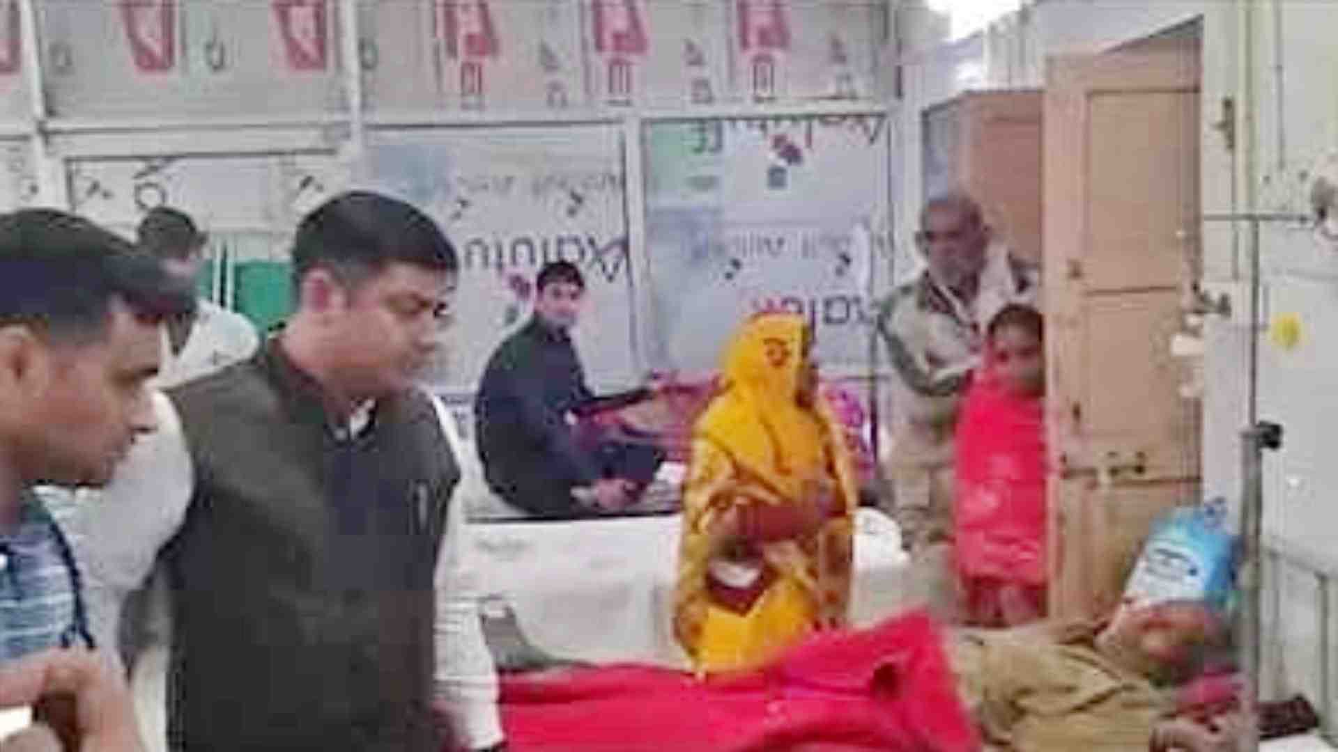 घायलों को लाया गया अस्पताल।