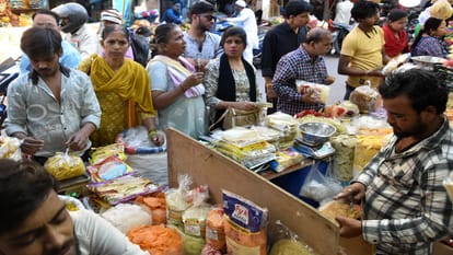 Demand for homemade papad in the market, rate increased by ten percent, demand for potato chips is high