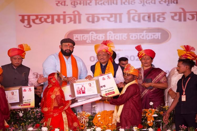 CG News: मुख्यमंत्री सामूहिक विवाह में 353 जोड़ों की हुई शादी, सीएम साय ने नवविवाहित जोड़ों को दिया आशीर्वाद