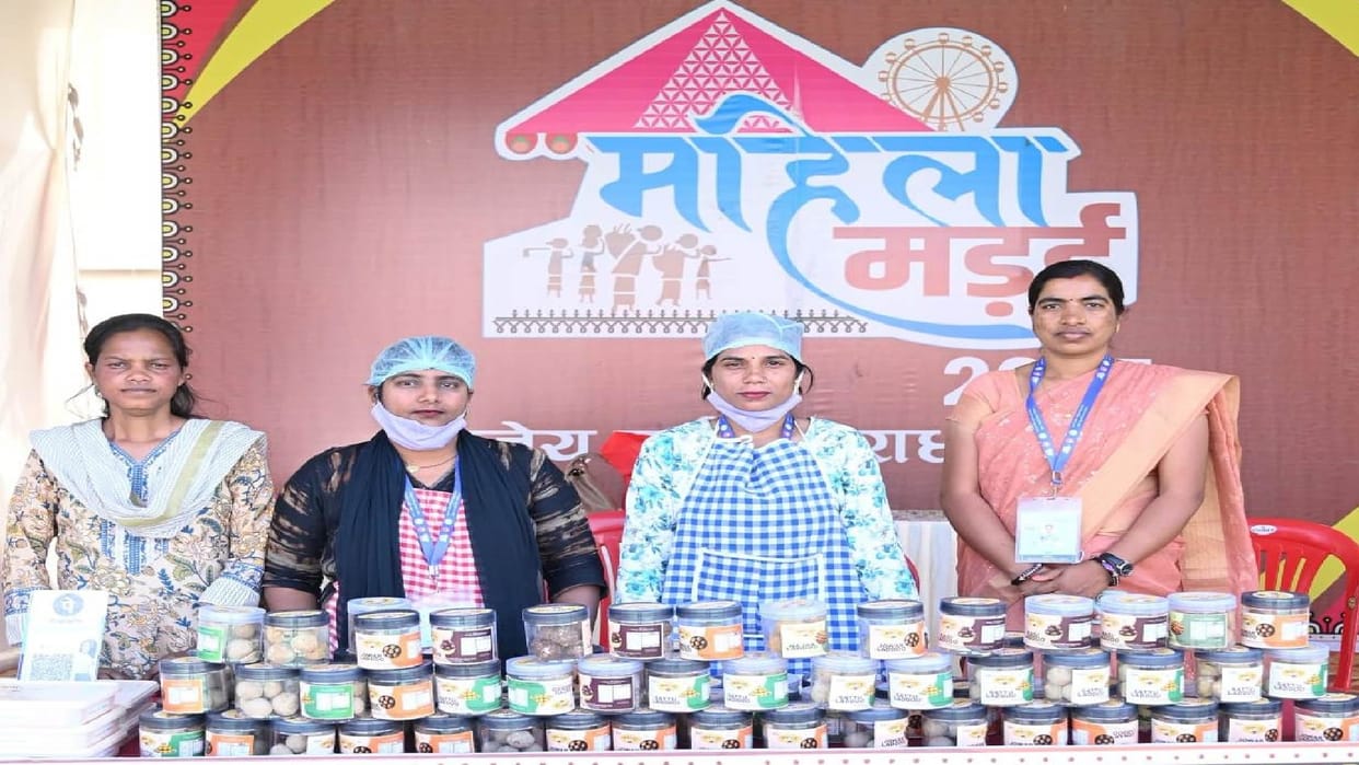 CG: Women of self-help groups are making ragi, sattu, jowar and millet laddus and supplying them to Anganwadis