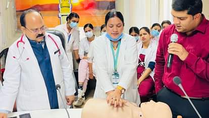 जिला अस्पताल में स्वास्थ्य कर्मियों को दिया गया CPR का प्रशिक्षण