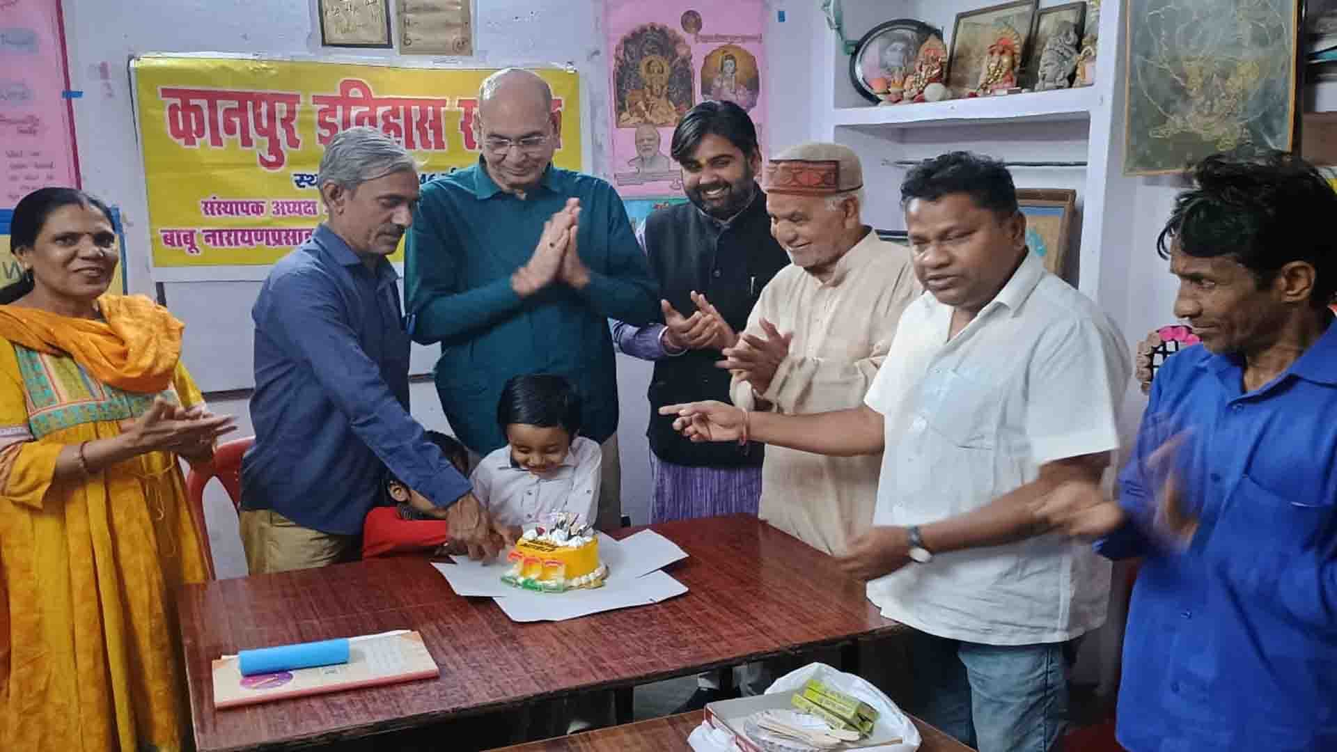 Kanpur's foundation day celebrated by cutting cake