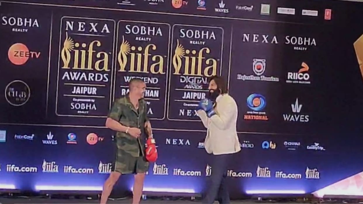 IIFA 2025: Kartik Aaryan tried his hand with boxer Anthony Pettis on the IIFA stage