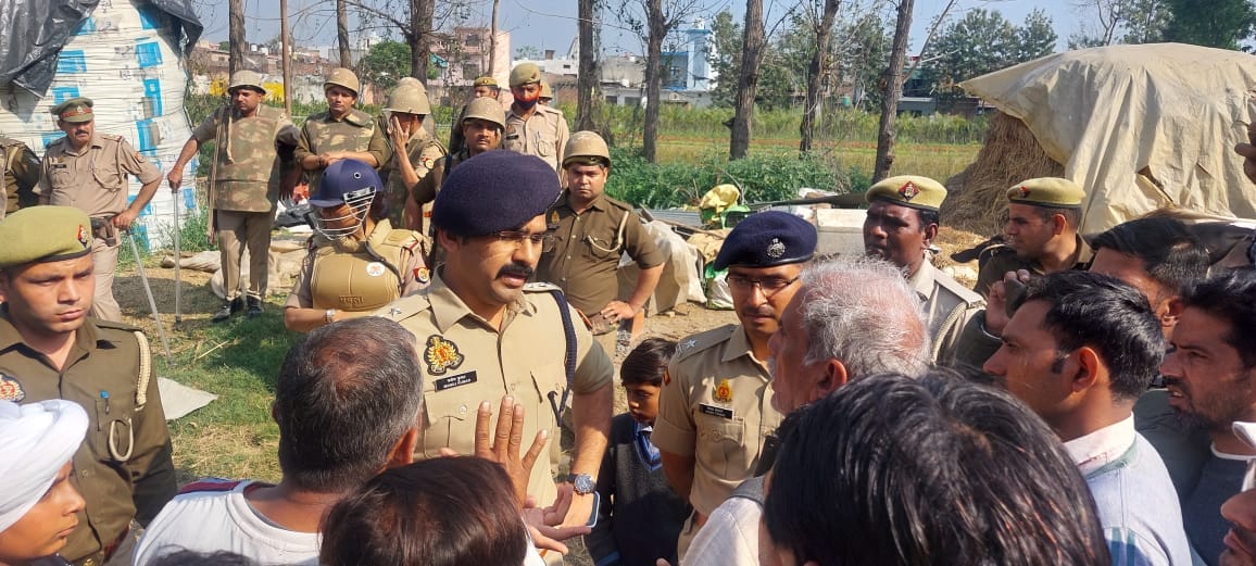 Saharanpur: A person set himself on fire in front of SDM-SSP who had come to get possession of the land, got b