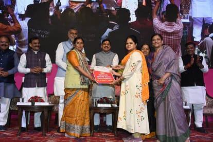 मुख्यमंत्री डॉ. मोहन यादव महिलाओं को सम्मानित करते हुए
