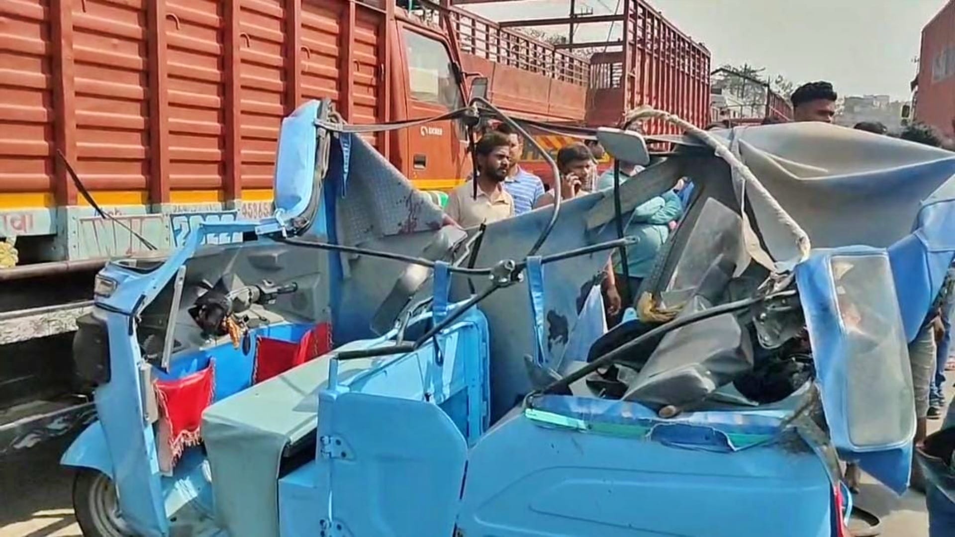 Muzaffarpur: High speed truck hits auto, breaks into pieces; child died and three people seriously injured