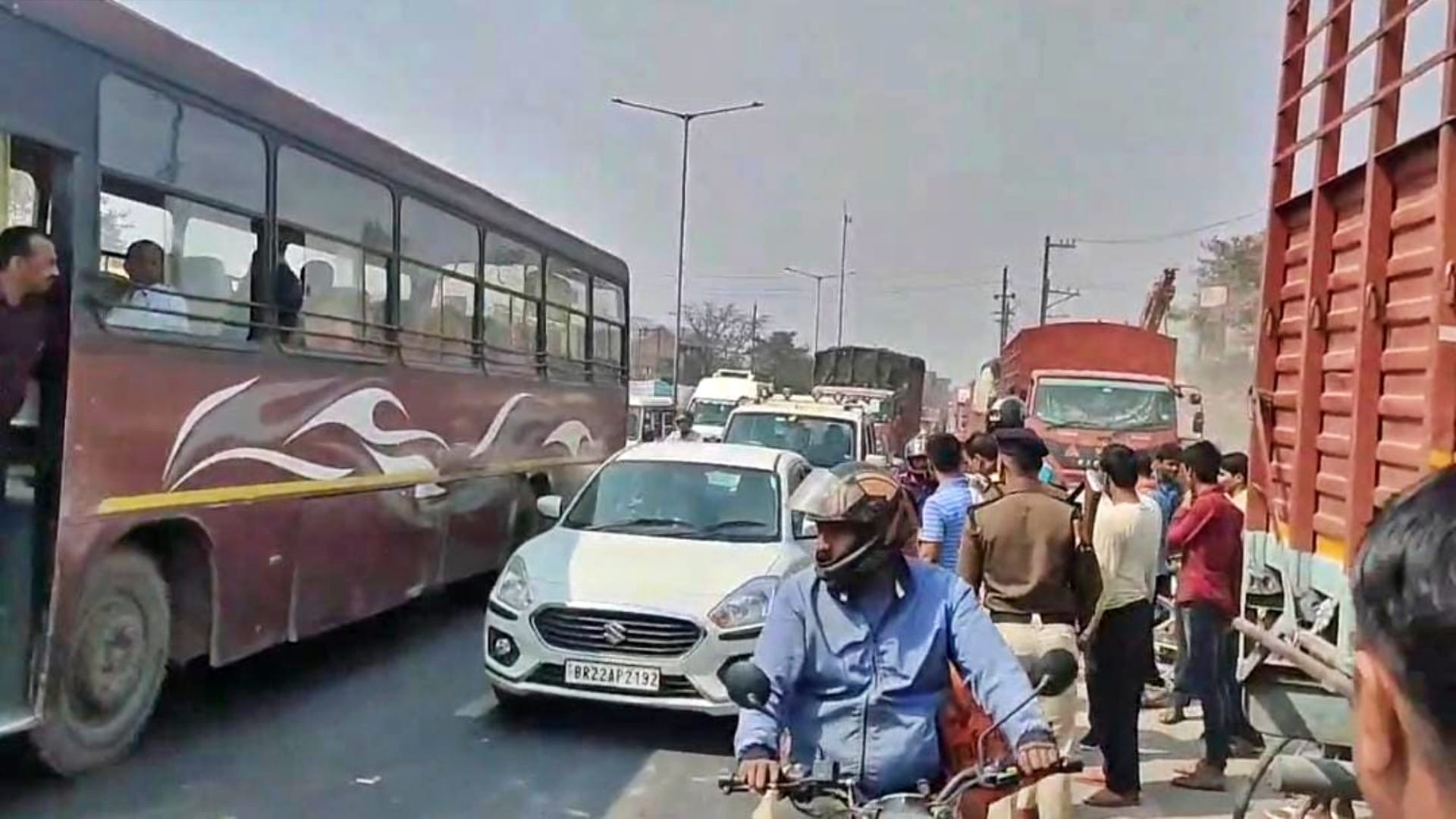 Muzaffarpur: High speed truck hits auto, breaks into pieces; child died and three people seriously injured