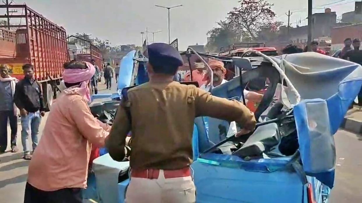Muzaffarpur: High speed truck hits auto, breaks into pieces; child died and three people seriously injured