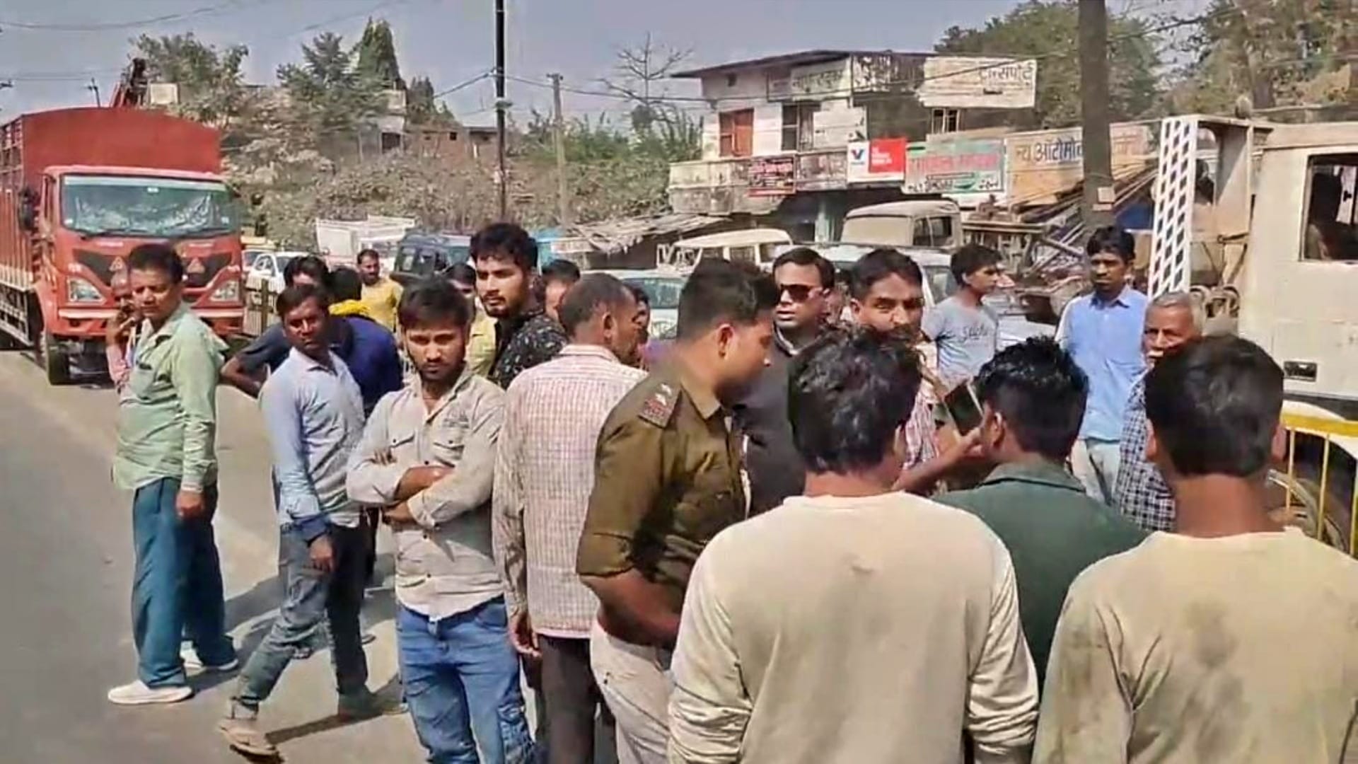 Muzaffarpur: High speed truck hits auto, breaks into pieces; child died and three people seriously injured