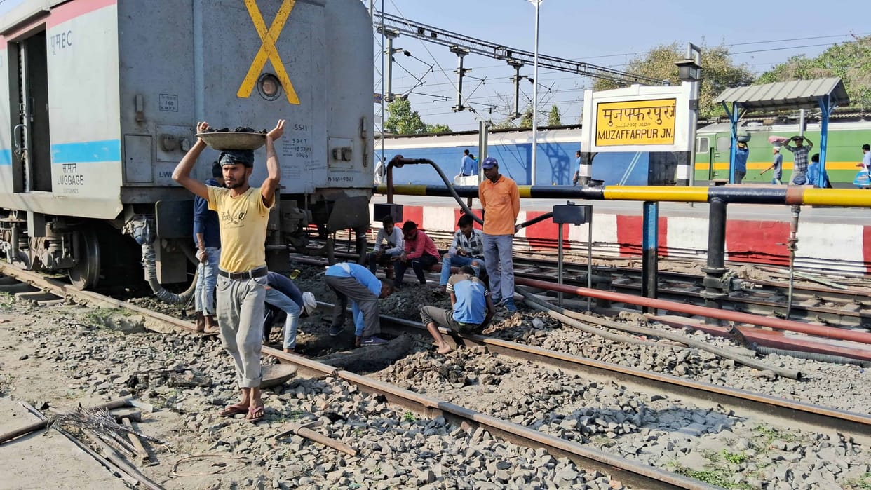 Muzaffarpur Bihar News Bihar Police investigation after railway employee died due to stone rubble injury death