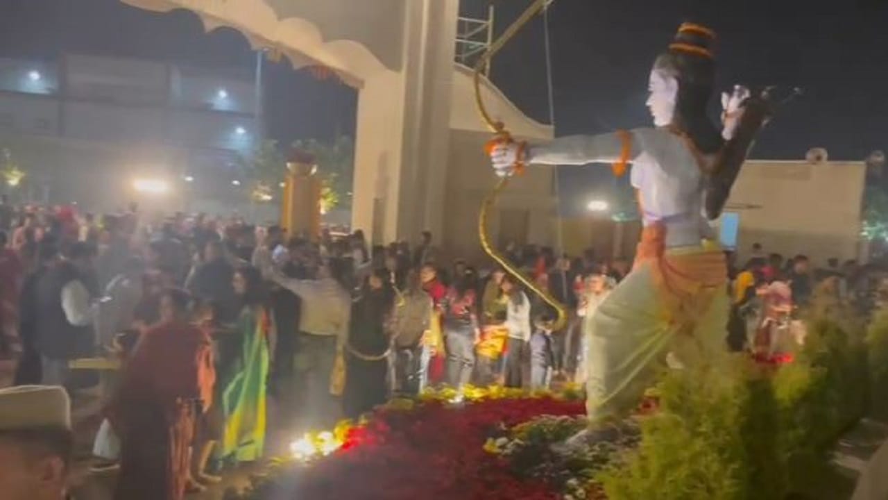 Bareilly Ramayan Vatika one lakh people saw the flower show