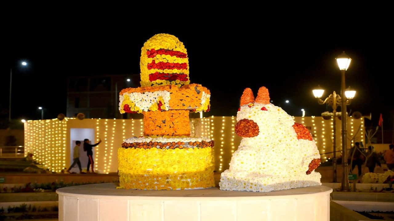 Ramayana Vatika decorated with lakhs of flowers in Bareilly Darshan of Shri Ram and Kedarnath Dham