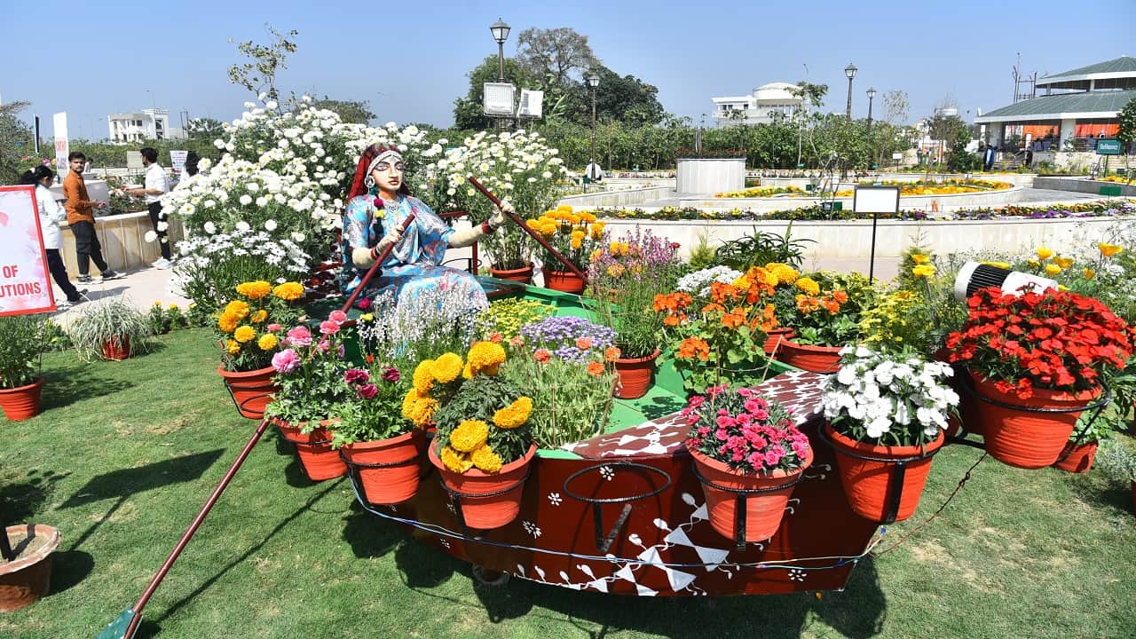 Ramayana Vatika decorated with lakhs of flowers in Bareilly Darshan of Shri Ram and Kedarnath Dham