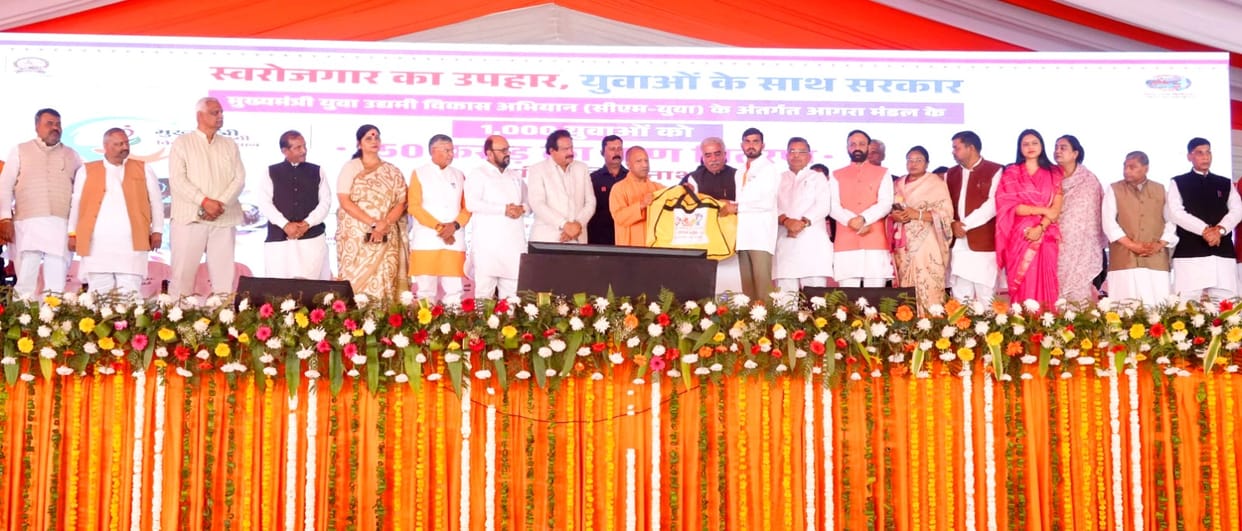IT hub airport and barrage in Agra Union Minister of State raised these issues again in front of CM Yogi