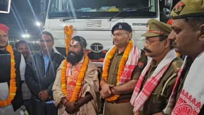 संगम का जल लेकर गुवाहाटी के लिए रवाना हुए दो टैंकर।