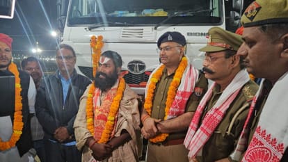 संगम का जल लेकर गुवाहाटी के लिए रवाना हुए दो टैंकर।