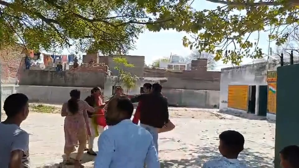 fight between female teachers in primary school agra up news