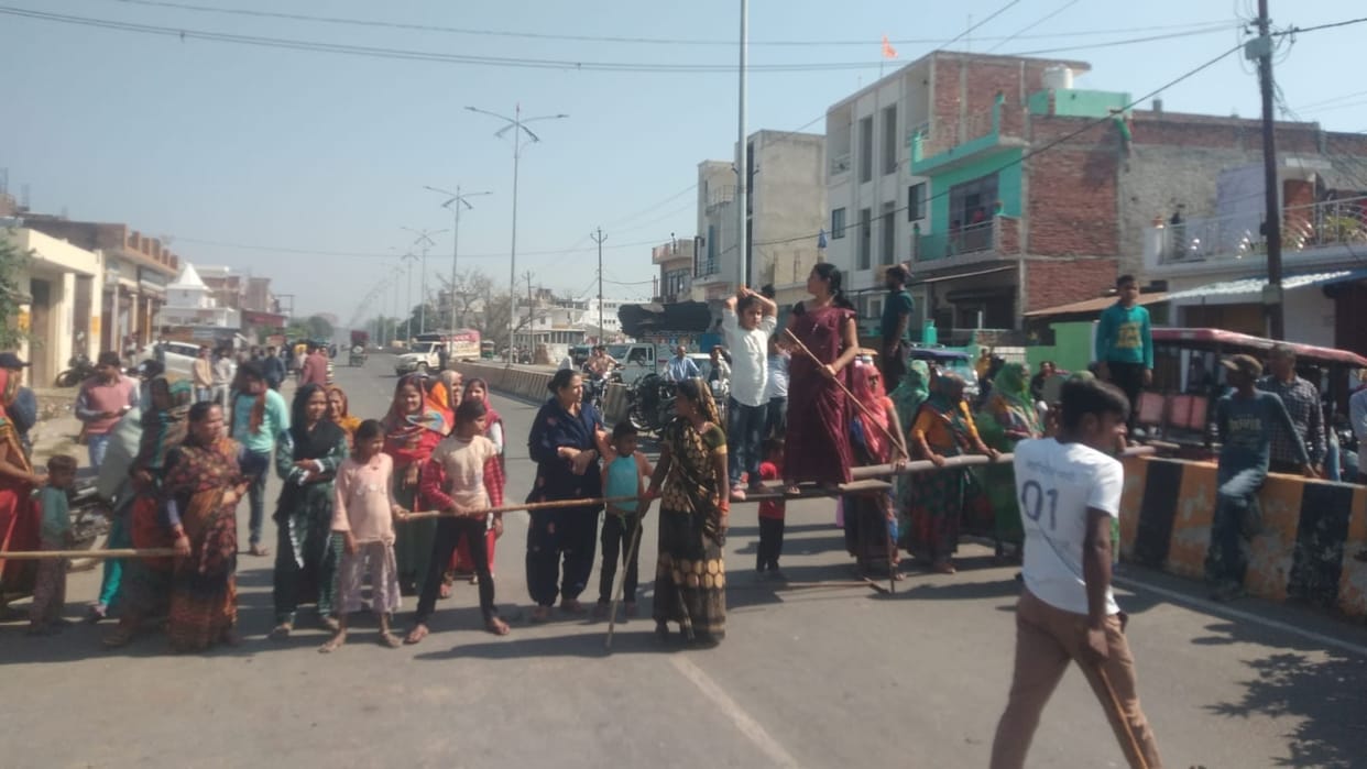 Women came on the road with poles to protest against the liquor shop created  ruckus in Shahjahanpur