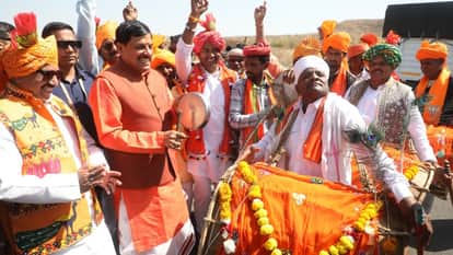 Indore News CM Mohan Yadav Attends Bhagoria Fair, Announces Reward for Folk Artists