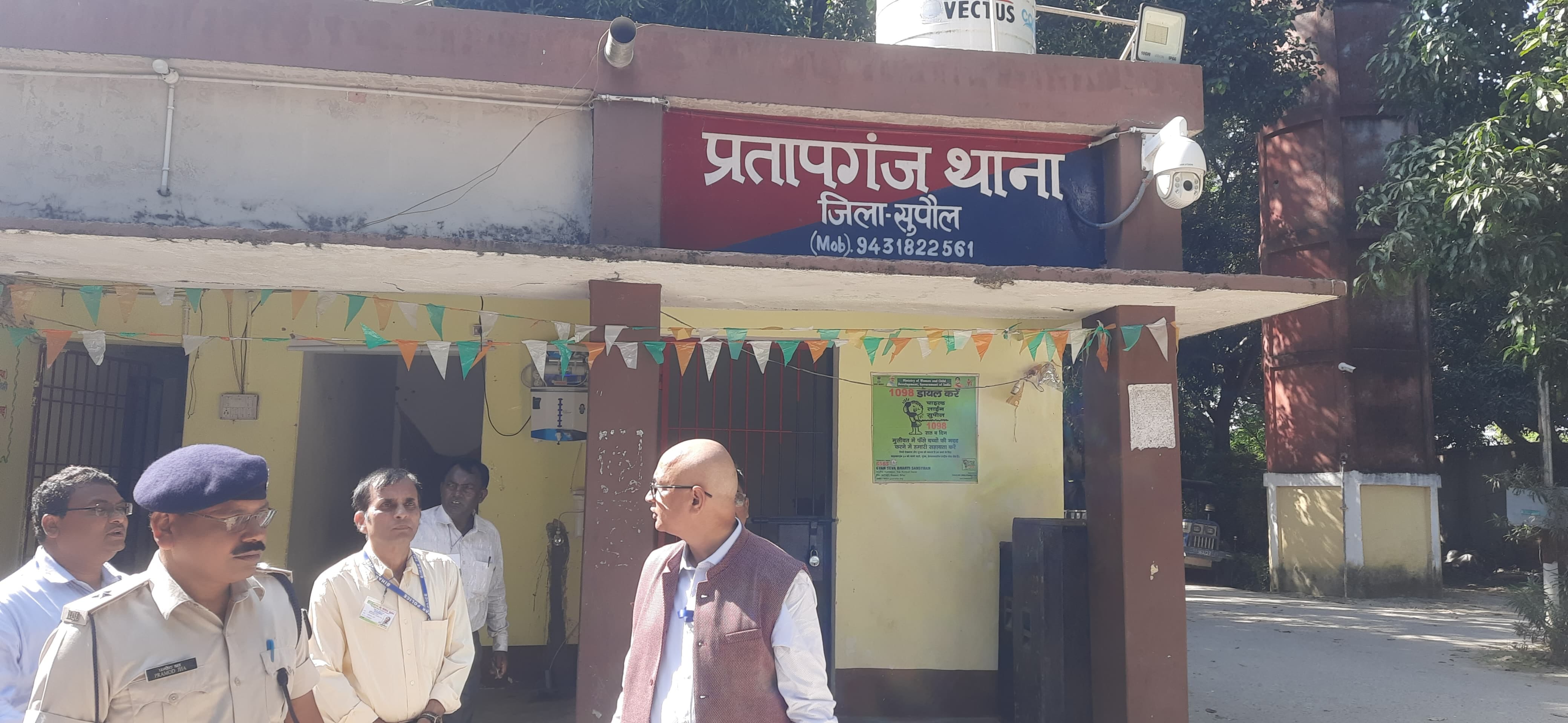 प्रतापगंज थाने की पुलिस युवती को कोर्ट ले गई थी।