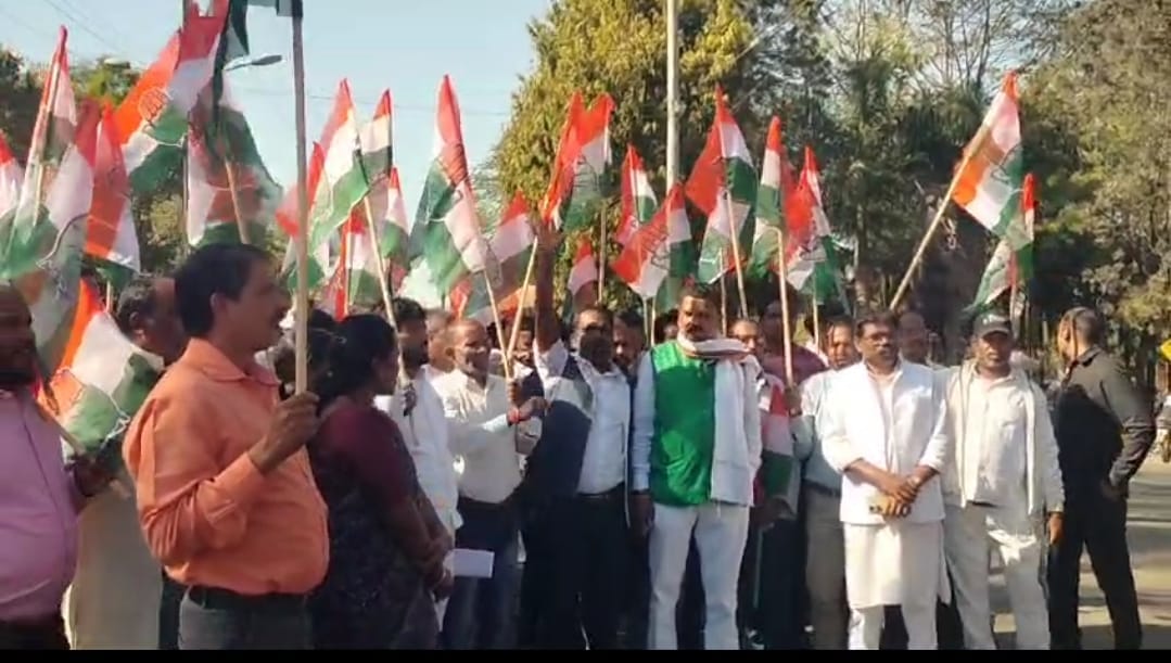 डिंडोरी में कांग्रेस ने प्रदर्शन किया।