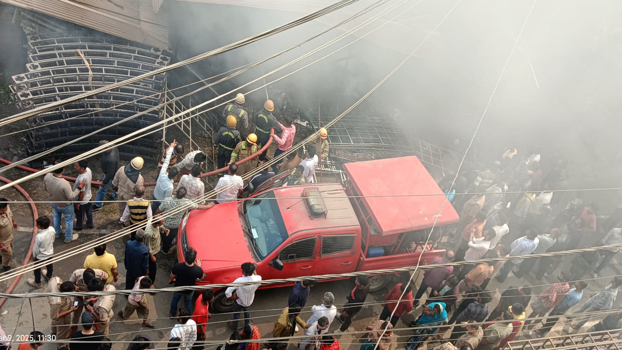 Fire broke out in a tent shop in Padri Bazar, Gorakhpur, extinguished with great difficulty
