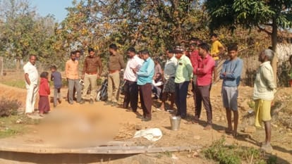 हिरन की लाश को कब्जे में लेने पहुंची वन विभाग की टीम।
