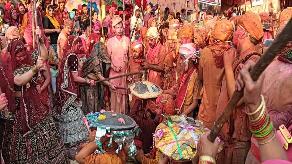 Lathmar Holi organized in Nandgaon in Mathura