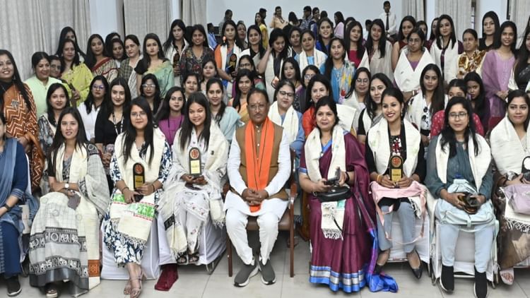 Chhattisgarh News: मुख्यमंत्री निवास में सीएम साय ने महिला पत्रकारों को किया सम्मानित, कही ये बातें