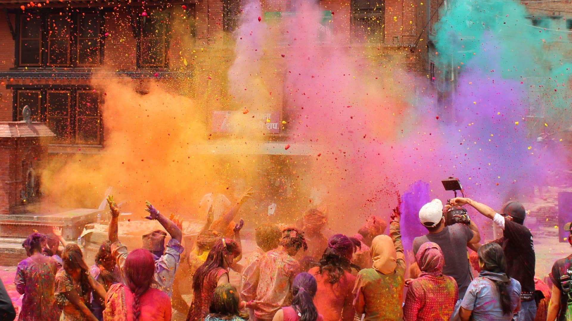 Holi 2025 Know unique weird celebrations around country Holi manane ke ajab gajab tarike Know details in Hindi