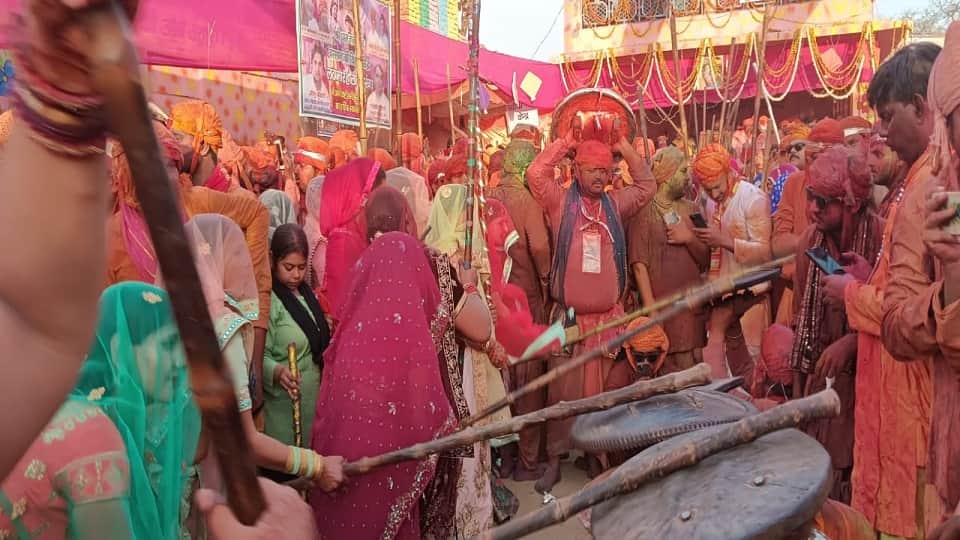 Lathmar Holi organized in Nandgaon in Mathura