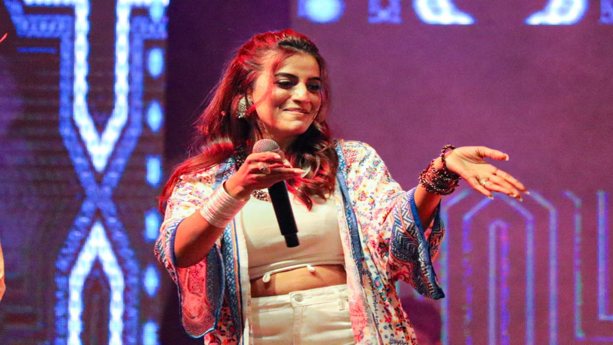 Holi Mahotsava: Bhojpuri actress Akshara Singh added colors of Holi tunes, created a stir with Phaguni songs